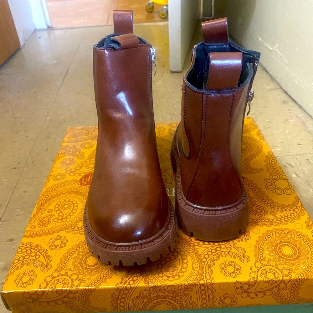 SHEIN girl brown boots